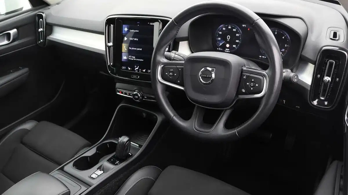 2018-volvo-xc40-20td-d3-momentum-pro-geartronic-big-8