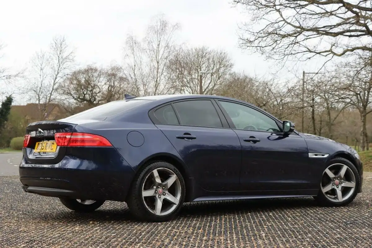 2015-jaguar-xe-20td-r-sport-180ps-auto-big-11