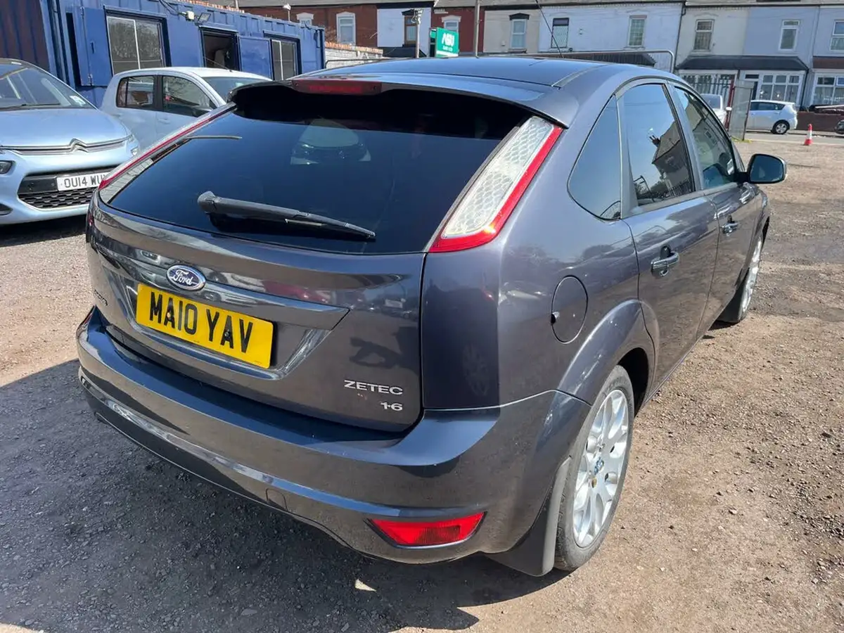2010-ford-focus-16-zetec-hatchback-5d-big-6