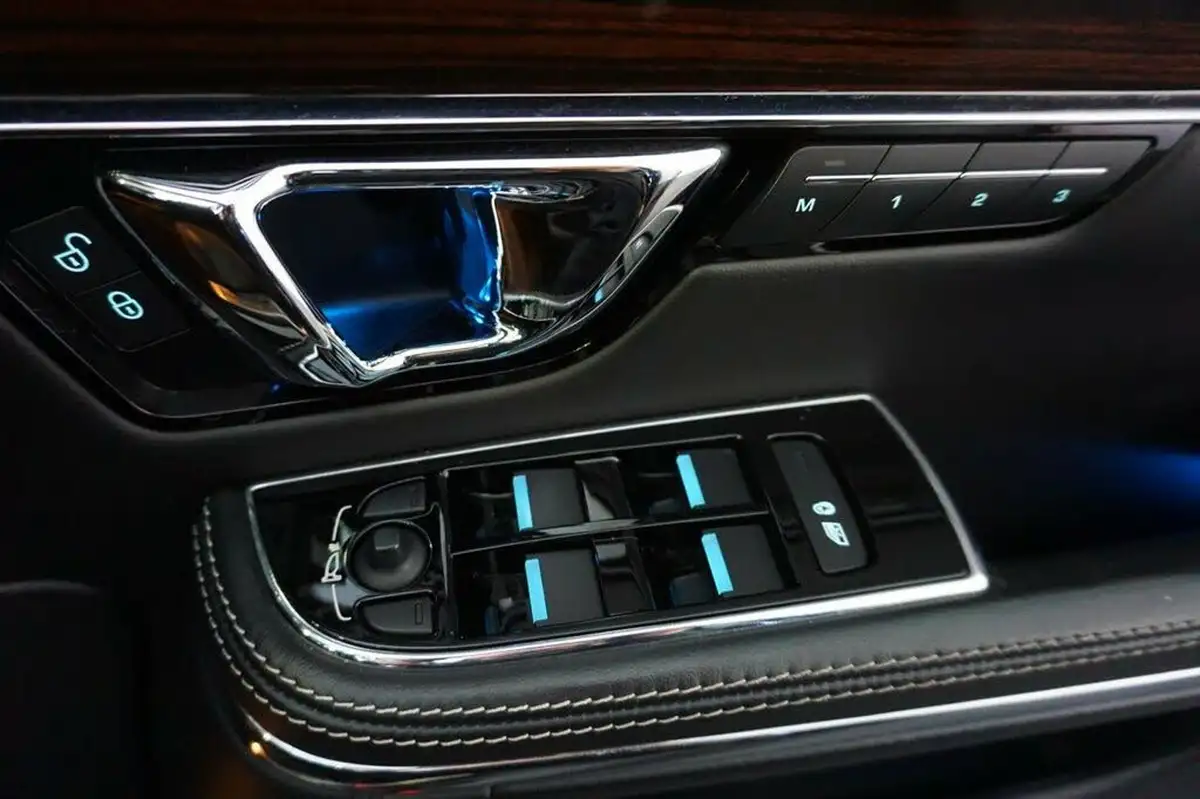 2017-jaguar-xj-series-30td-xj-portfolio-swb-big-26