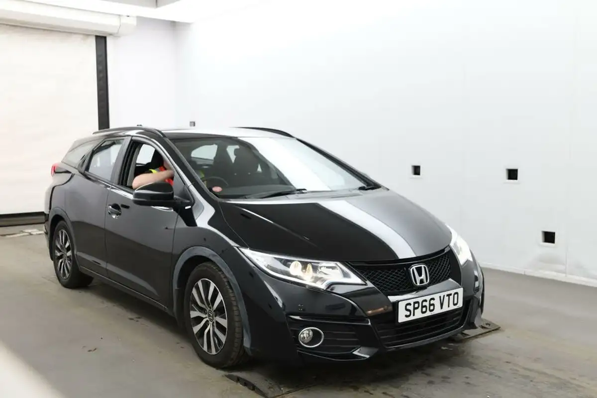 2016-honda-civic-16-i-dtec-se-plus-big-0
