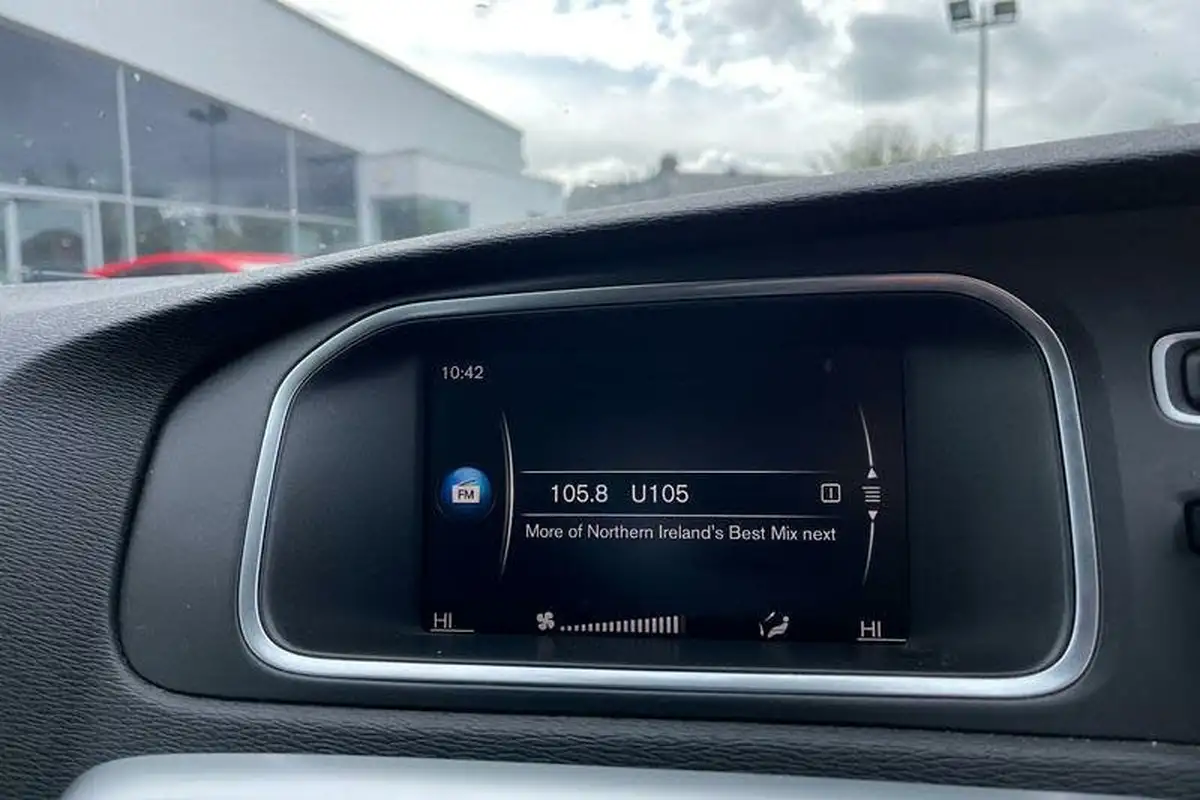 2019-volvo-v40-20td-d2-momentum-nav-plus-big-29