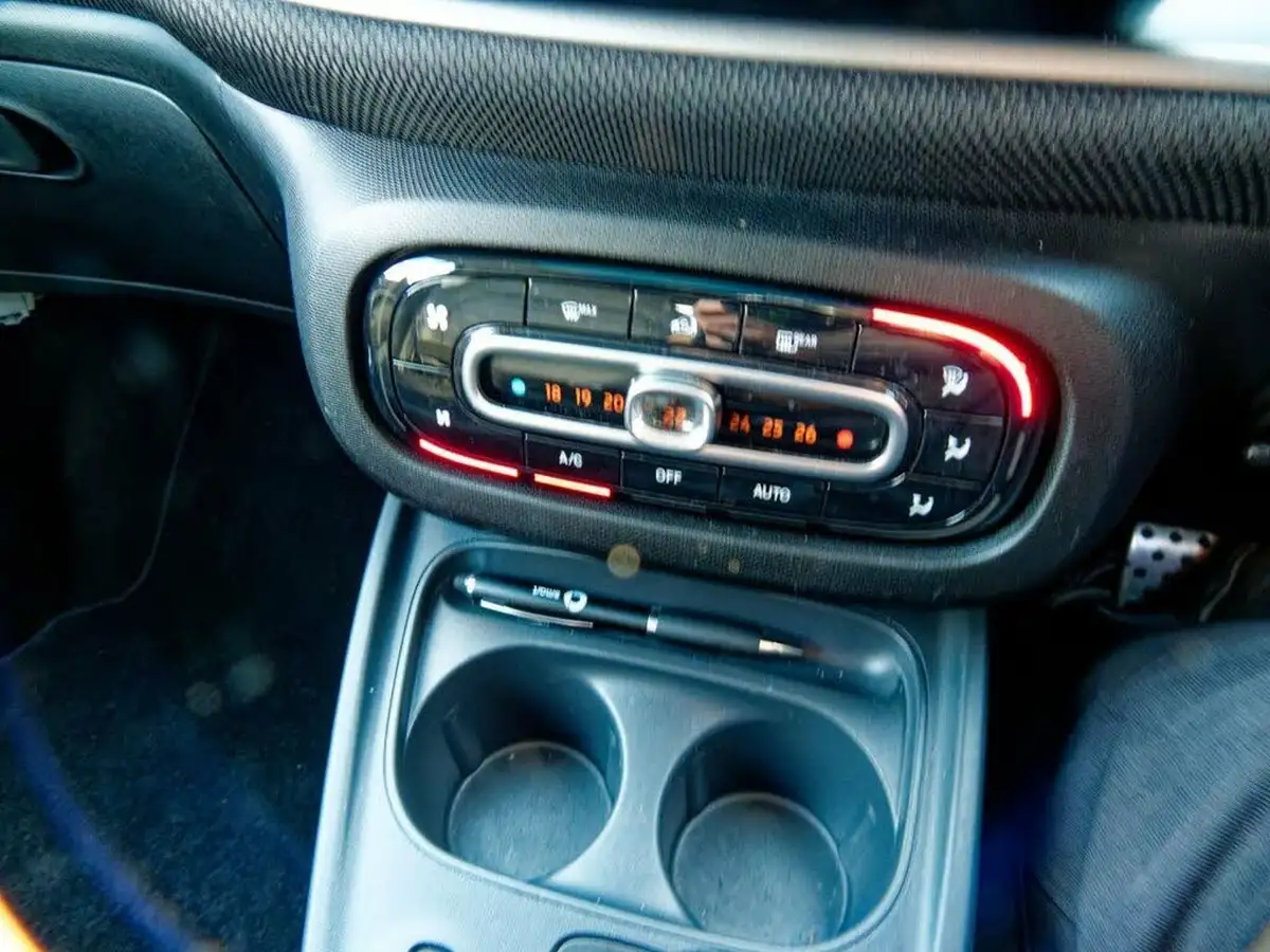 2016-smart-fortwo-09-edition-black-twinamic-big-39