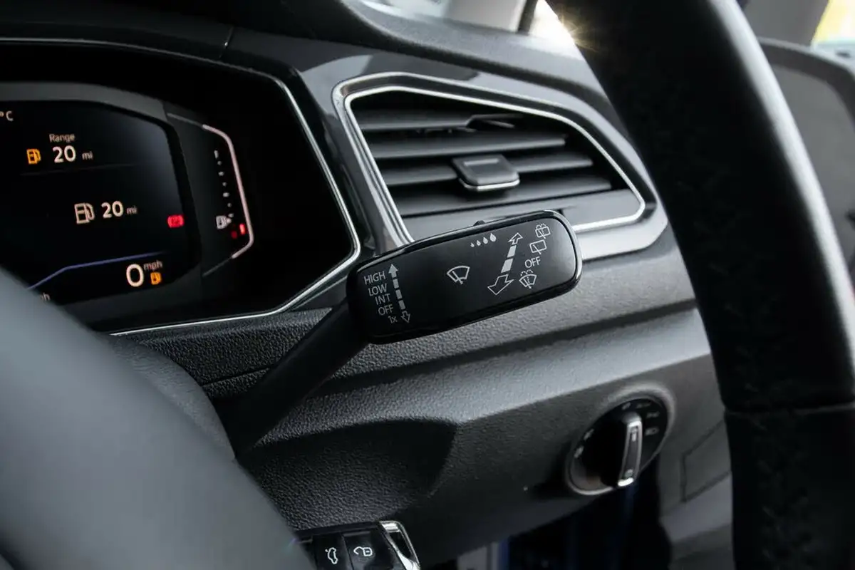 2019-volkswagen-t-roc-16tdi-sel-big-17