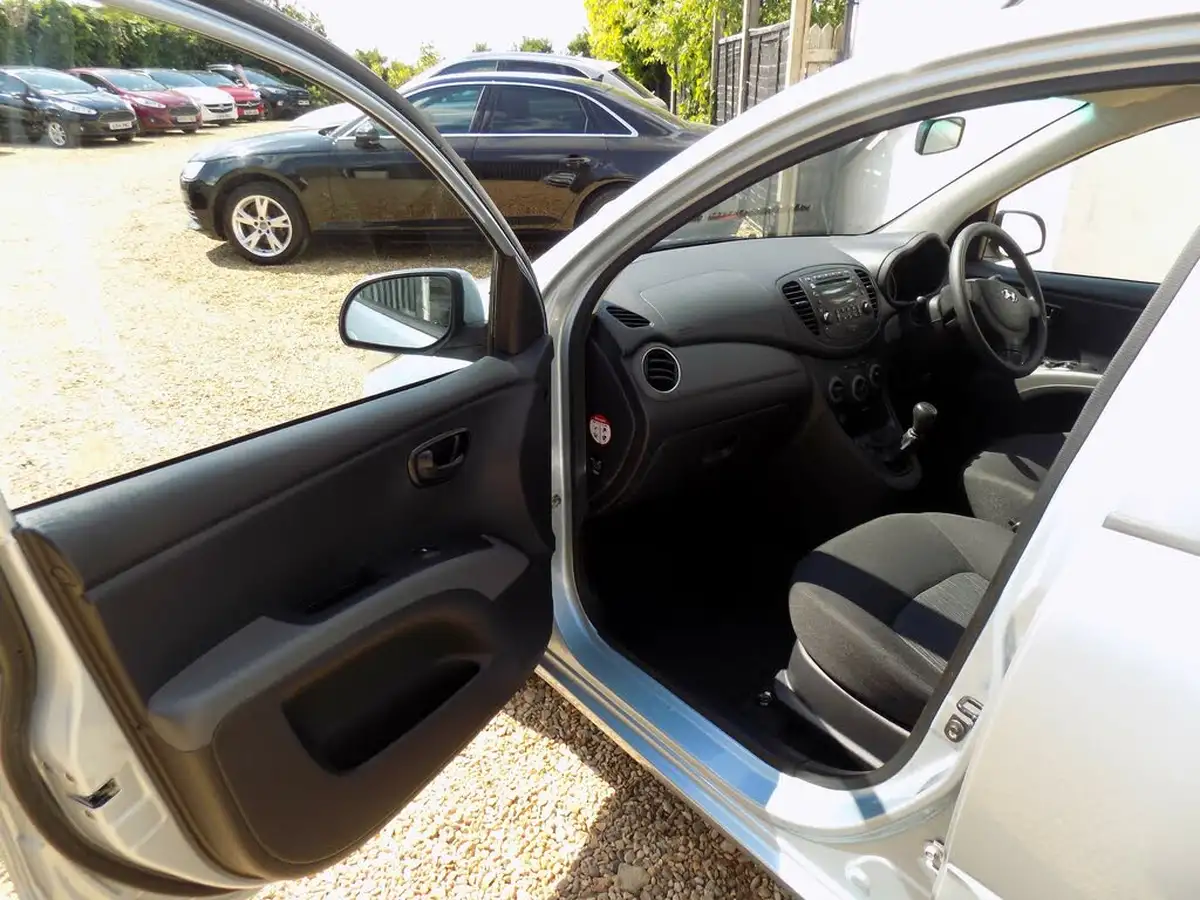 2011-hyundai-i10-12-active-big-17