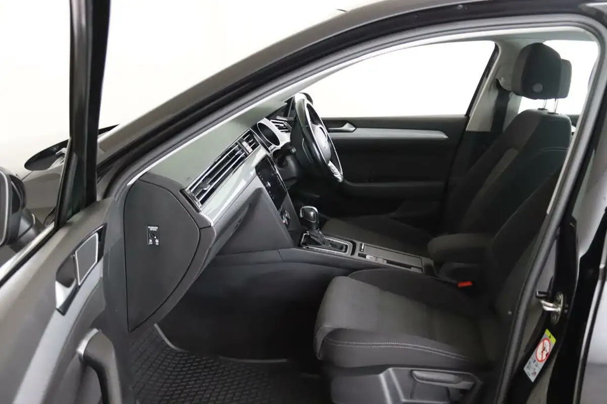2020-volkswagen-passat-20tdi-se-nav-150ps-saloon-4d-dsg-big-11