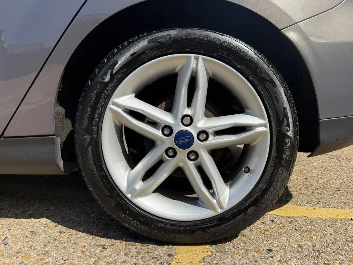 2015-ford-focus-10t-titanium-125ps-hatchback-big-13