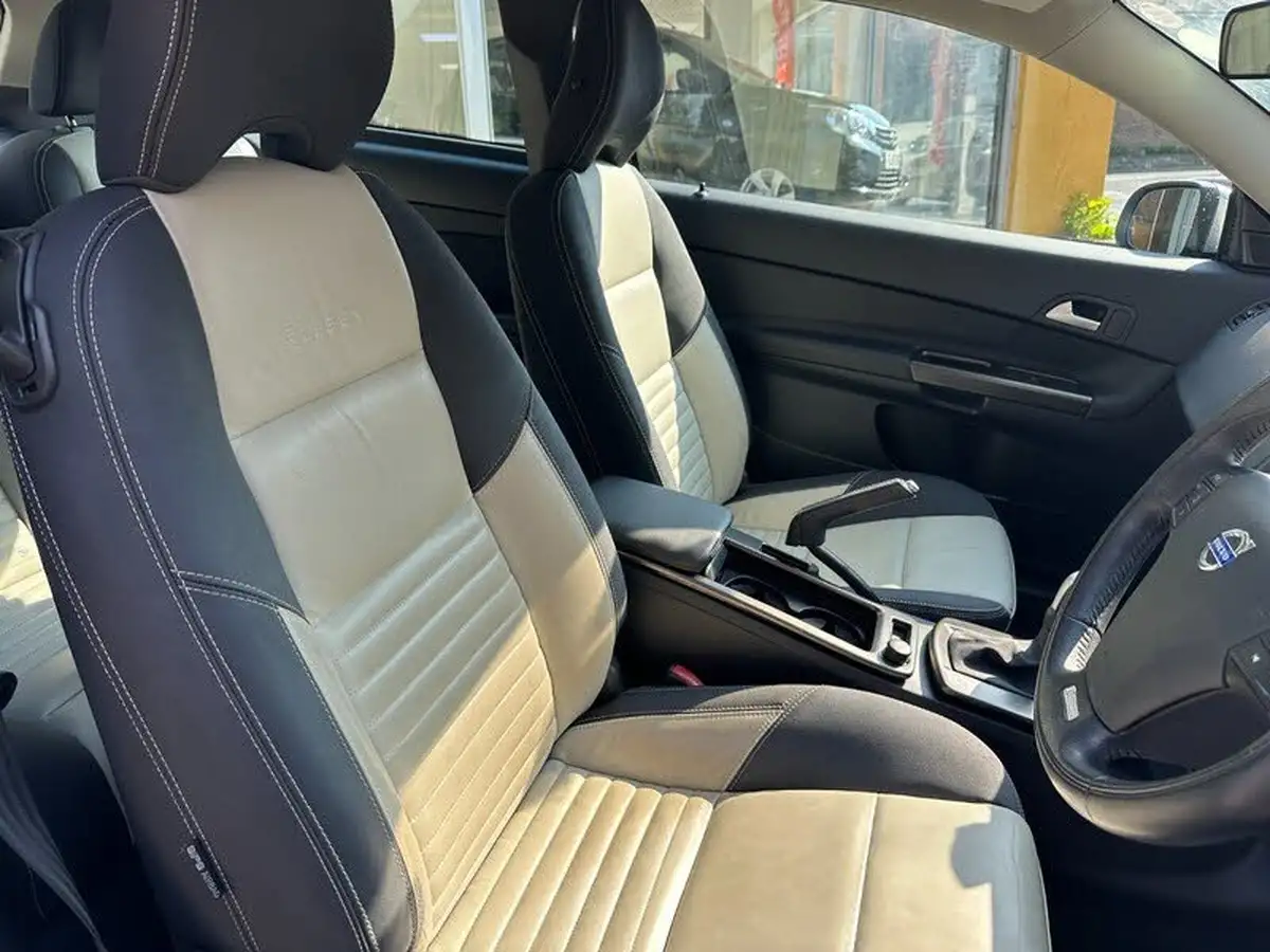 2012-volvo-c30-20-r-design-big-11