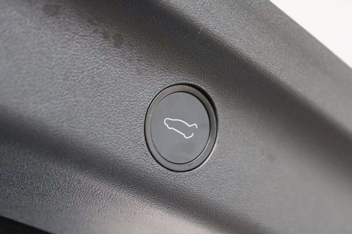 2023-tesla-model-y-e-long-range-big-24