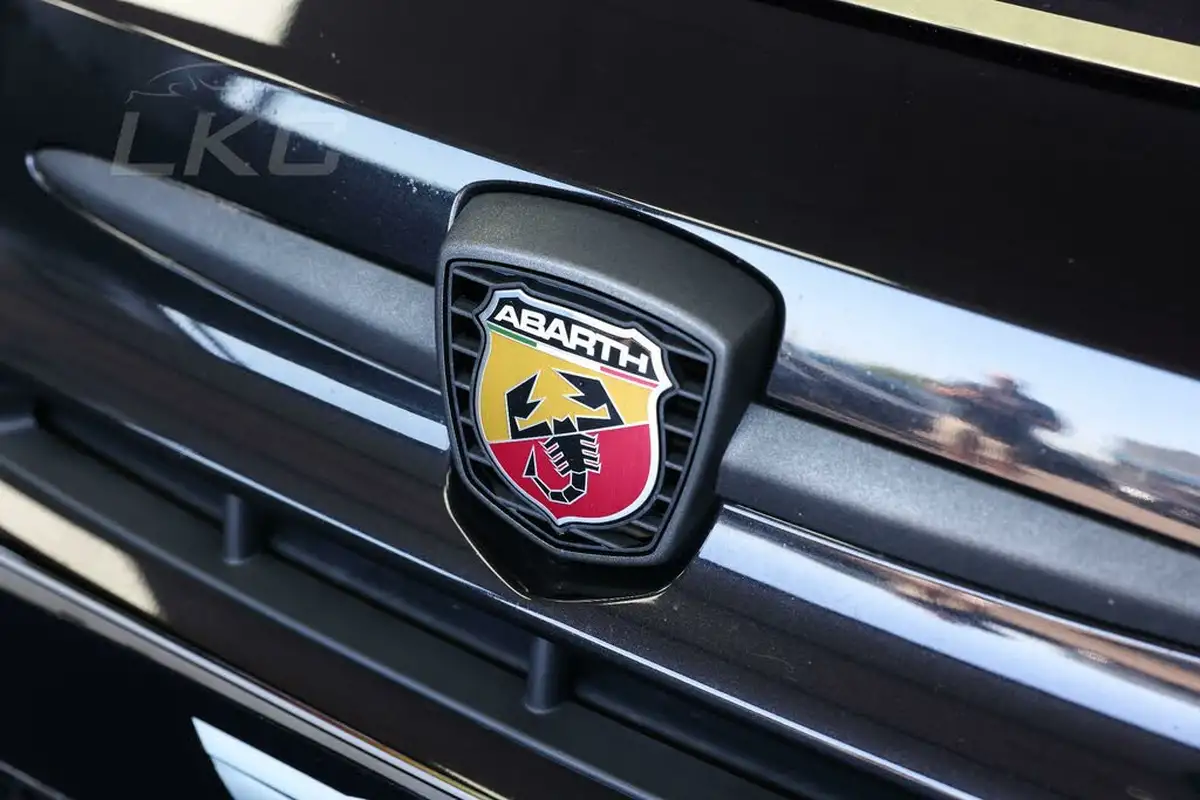 2021-abarth-595-14-tjet-scorpioneoro-big-4