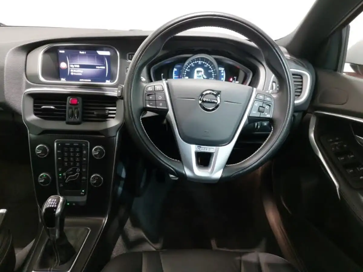 2019-volvo-v40-20-t2-r-design-edition-big-6