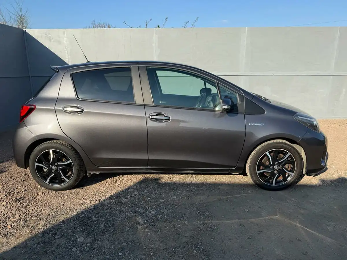 2016-toyota-yaris-15-vvt-i-design-hybrid-big-6
