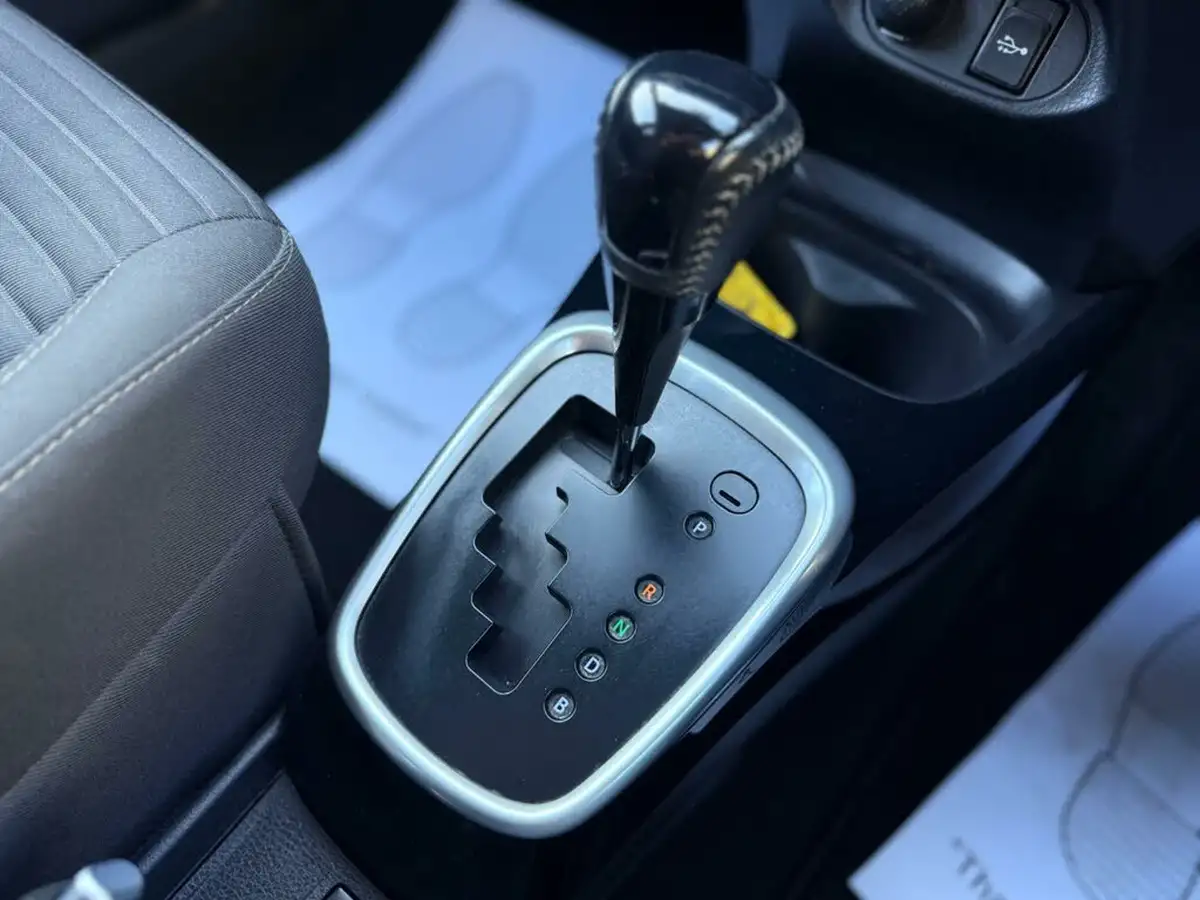 2016-toyota-yaris-15-vvt-i-design-hybrid-big-54
