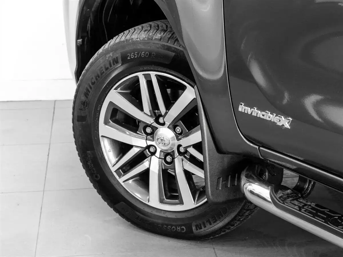 2018-toyota-hi-lux-24d-4d-invincible-at35-32t-auto-big-33