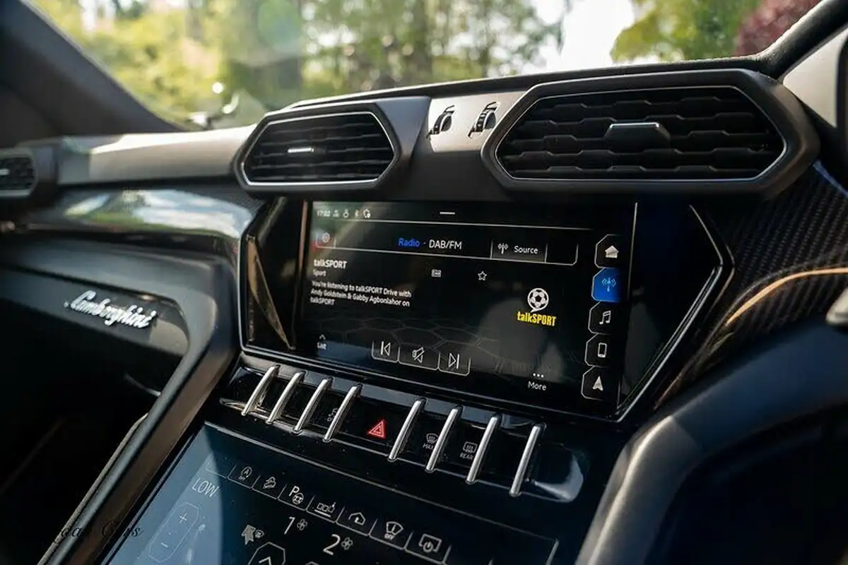 2021-lamborghini-urus-40-no-trim-big-46
