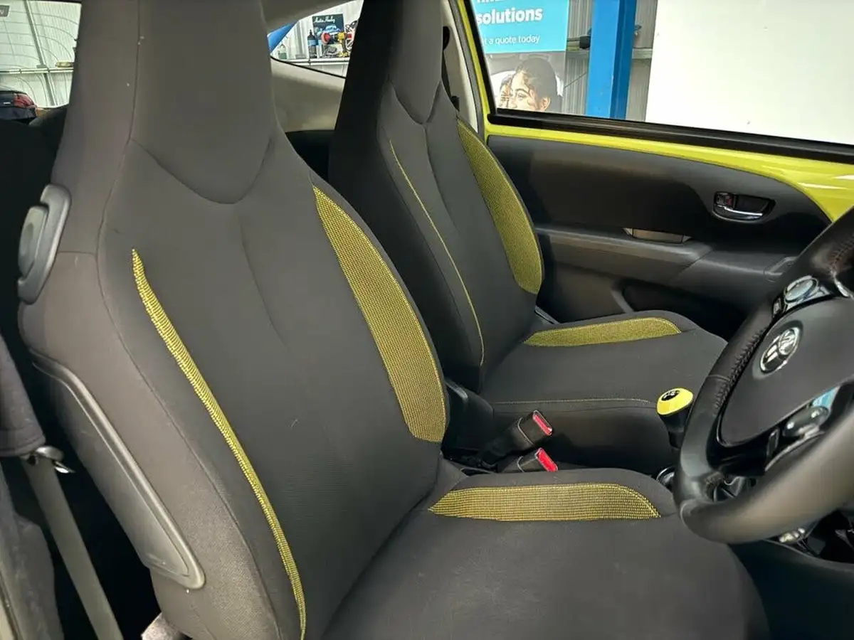 2016-toyota-aygo-10-vvt-i-x-cite-3-bi-tone-yellow-3d-big-17