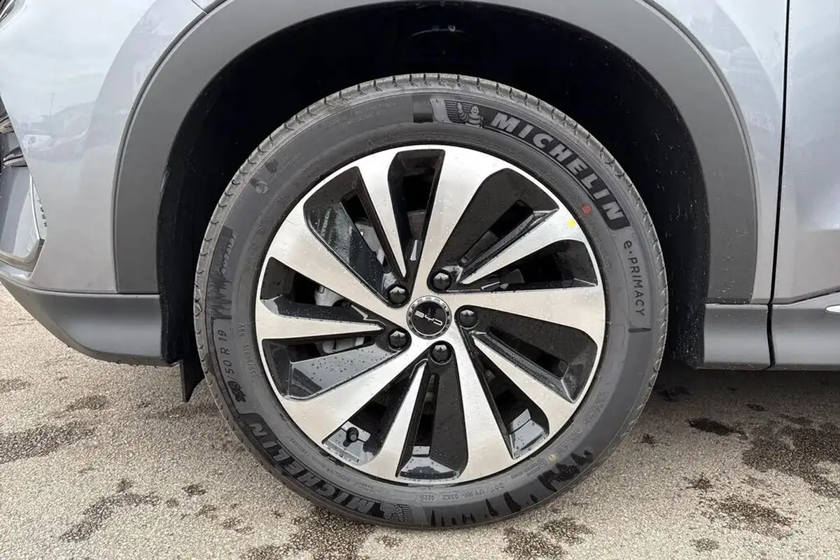 2025-byd-seal-15-design-big-21