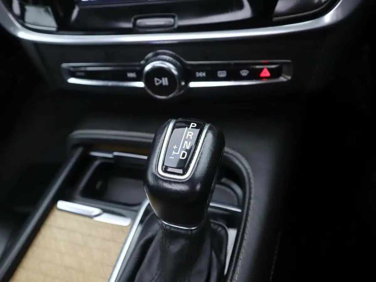 2017-volvo-s90-20td-d4-inscription-big-32