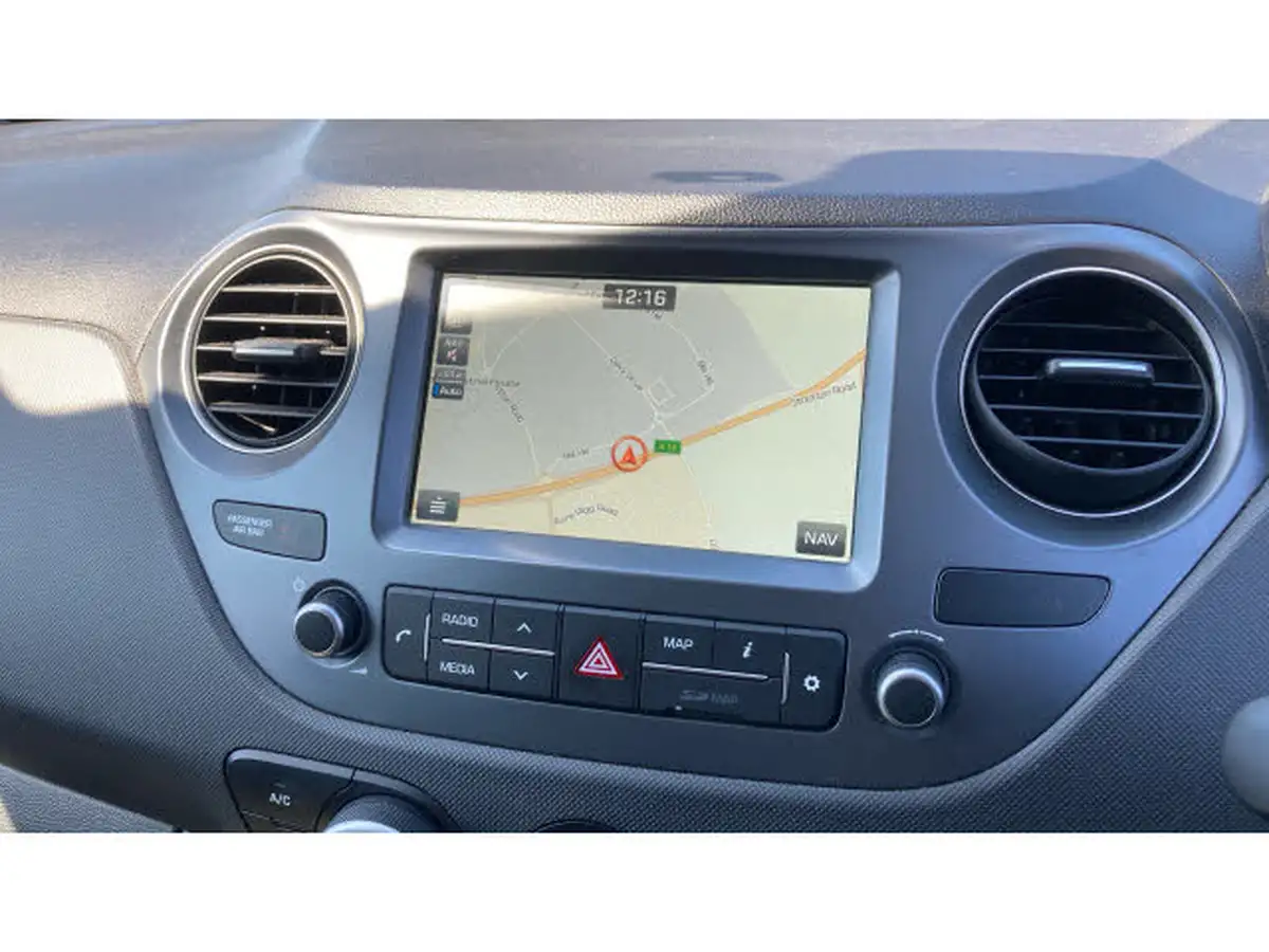 2019-hyundai-i10-10-play-big-11