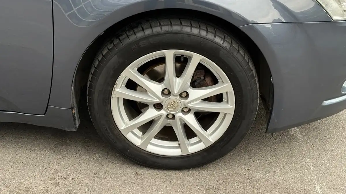 2010-toyota-avensis-big-17