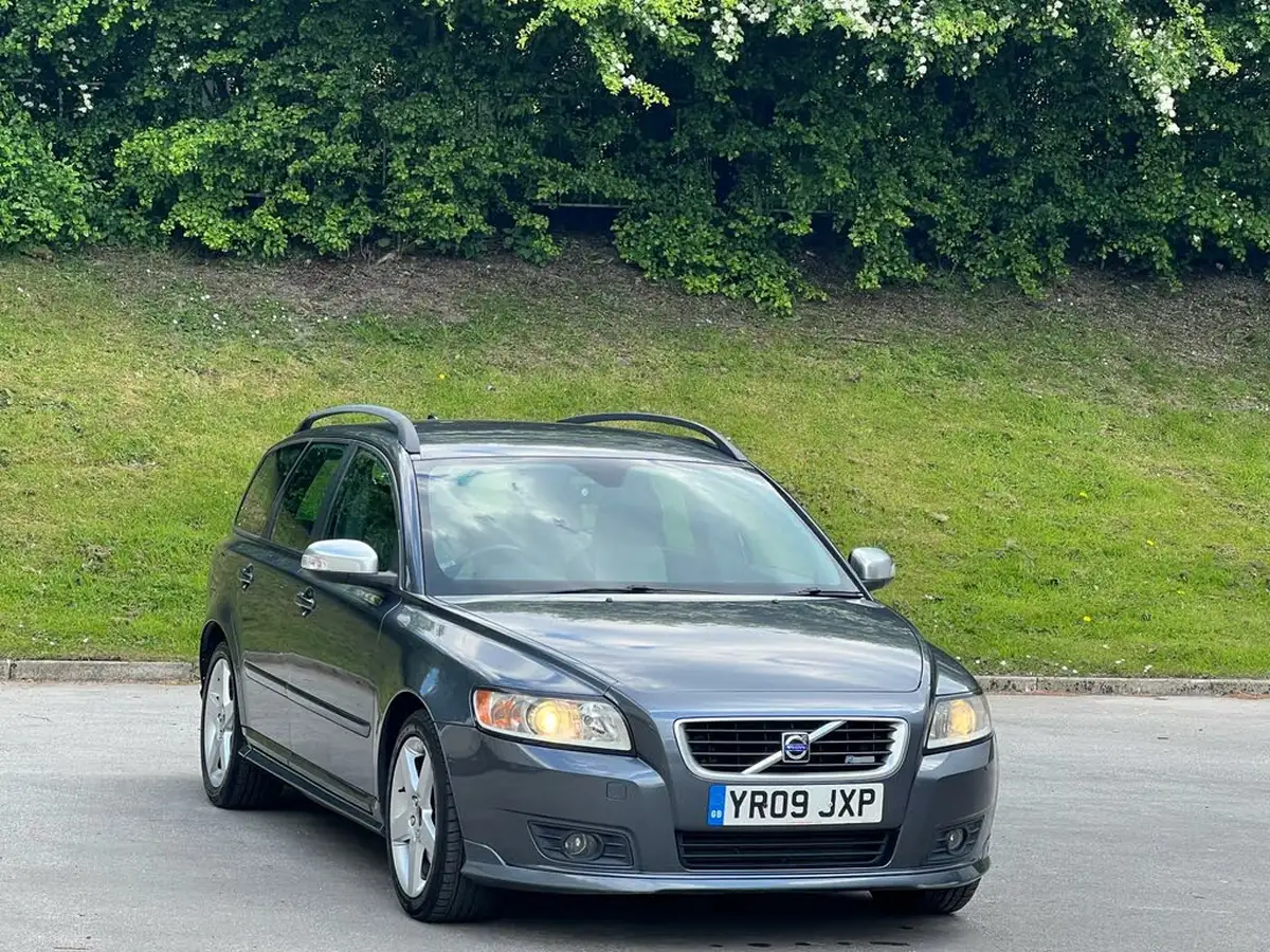 2009-volvo-v50-20td-r-design-sport-big-2