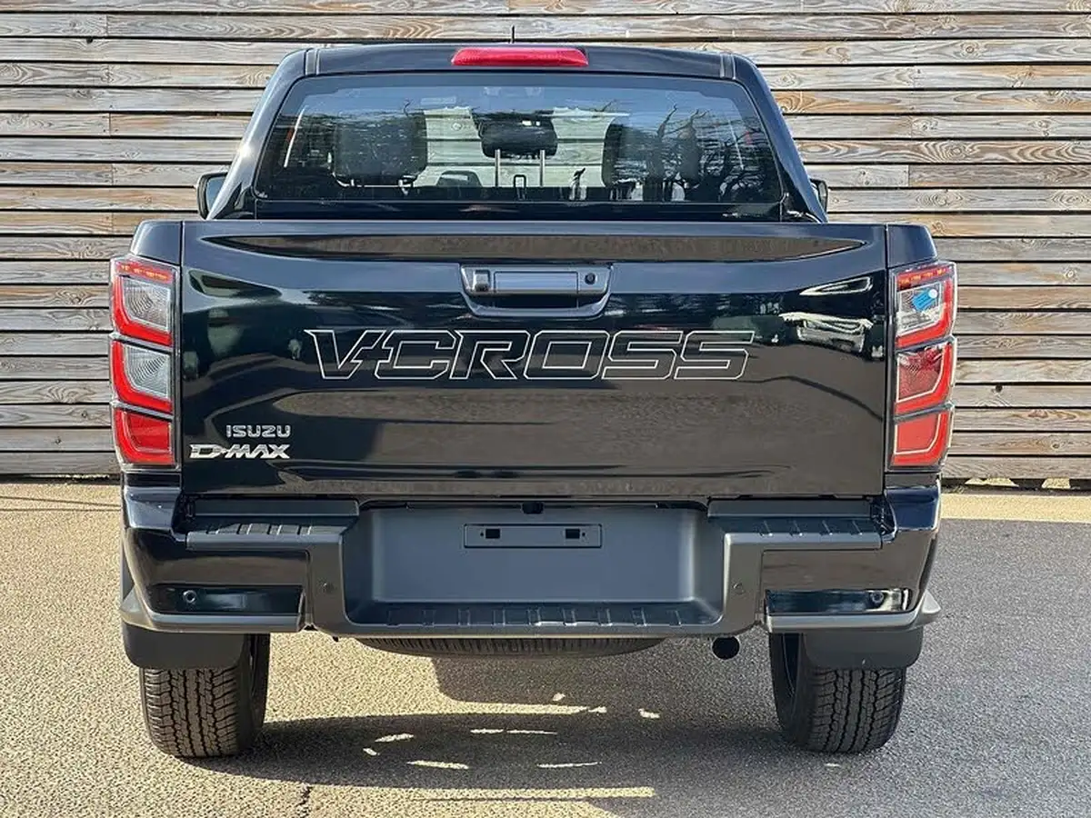 2025-isuzu-d-max-19td-v-cross-big-26
