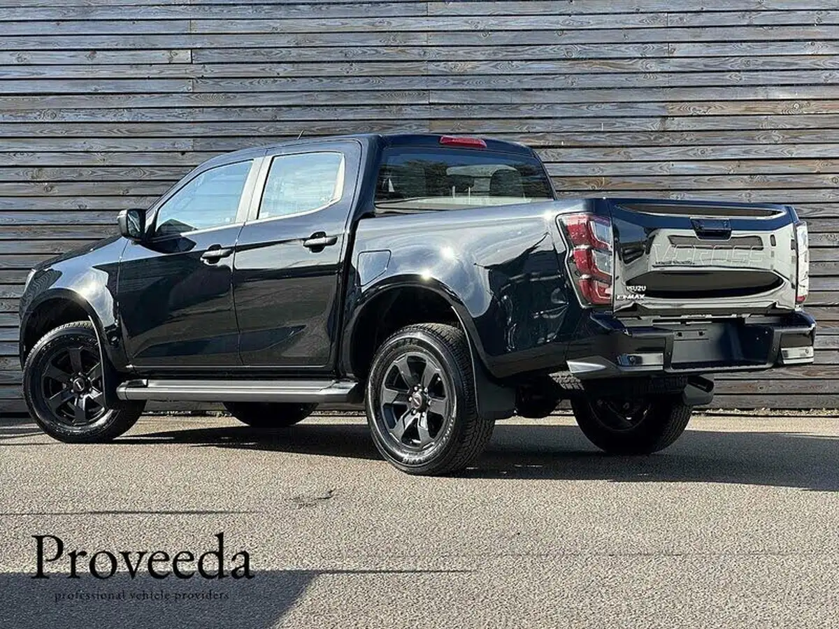 2025-isuzu-d-max-19td-v-cross-big-2