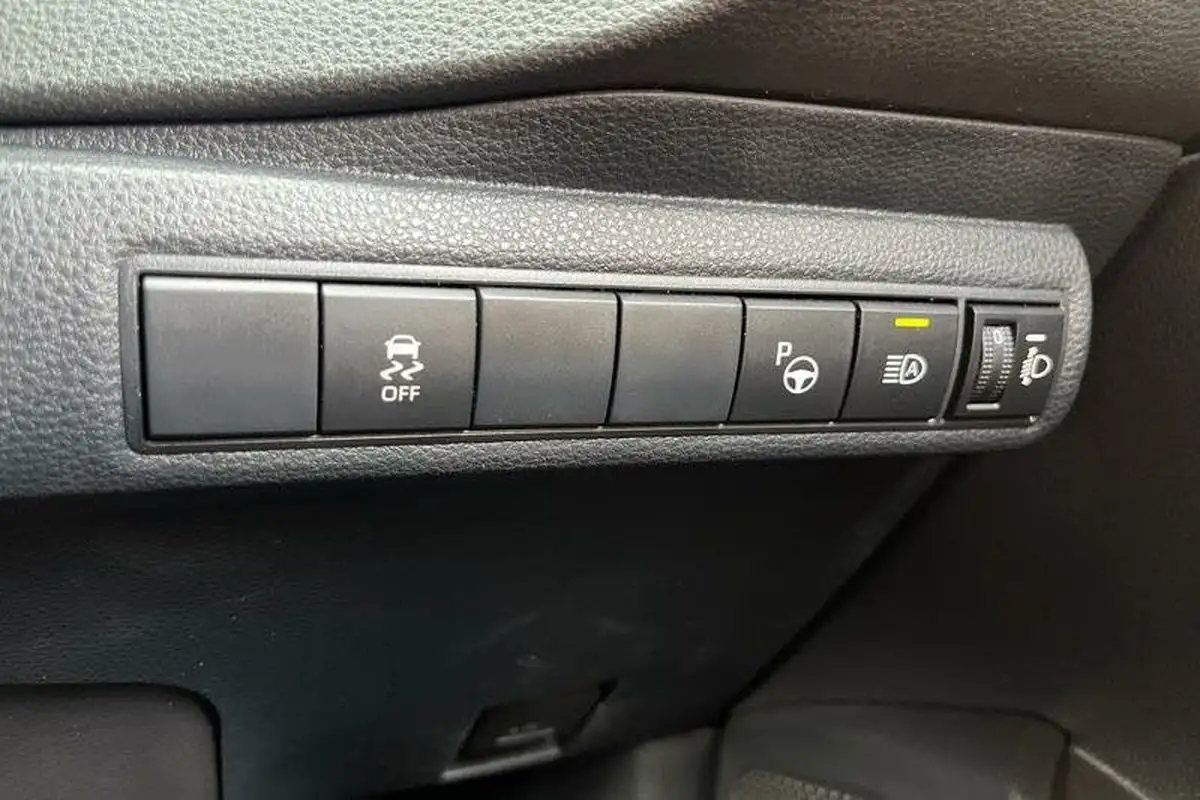 2021-toyota-corolla-18-vvt-i-gr-sport-trk-hatchback-big-22