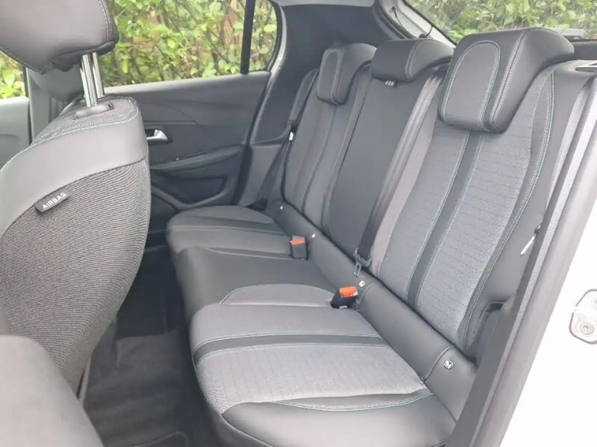 2023-peugeot-208-12-puretech-allure-premium-100ps-big-5