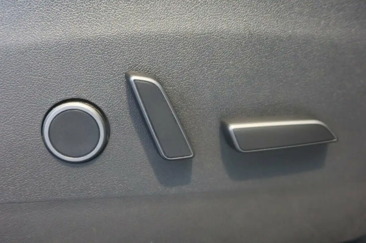 2022-tesla-model-y-e-long-range-big-11