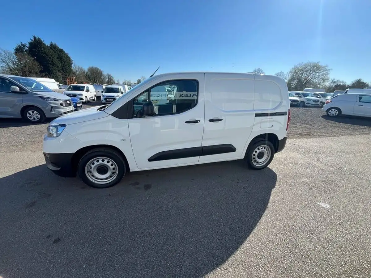 2022-toyota-proace-city-15d-active-big-3