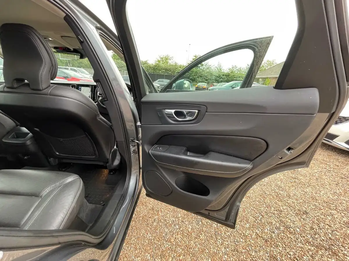 2018-volvo-xc60-20td-d4-inscription-4x4-geartronic-big-19
