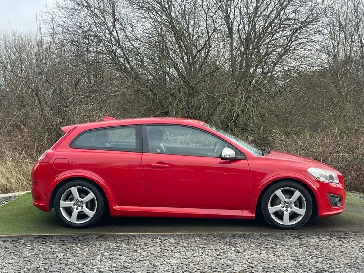 2010-volvo-c30-16td-r-design-big-2