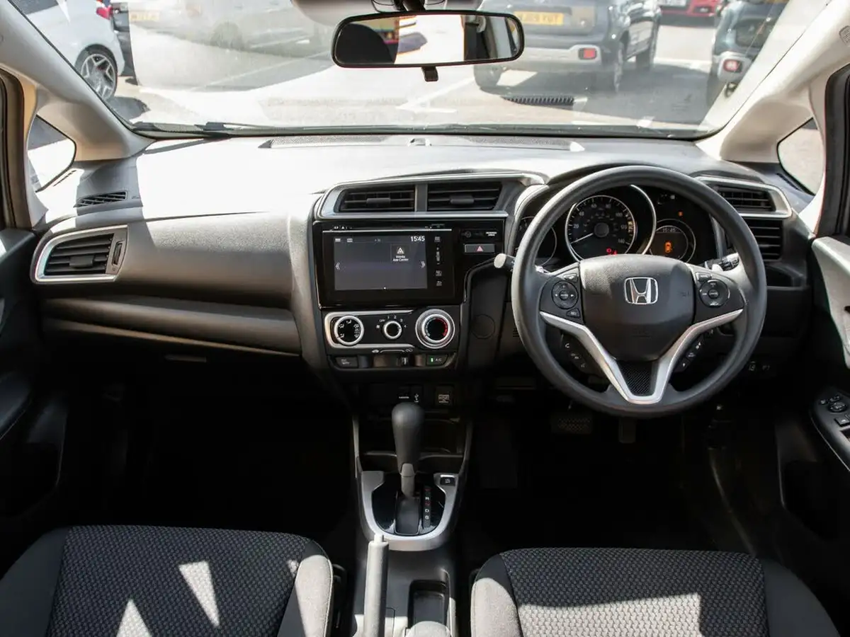 2018-honda-jazz-13-i-vtec-se-navi-cvt-big-2