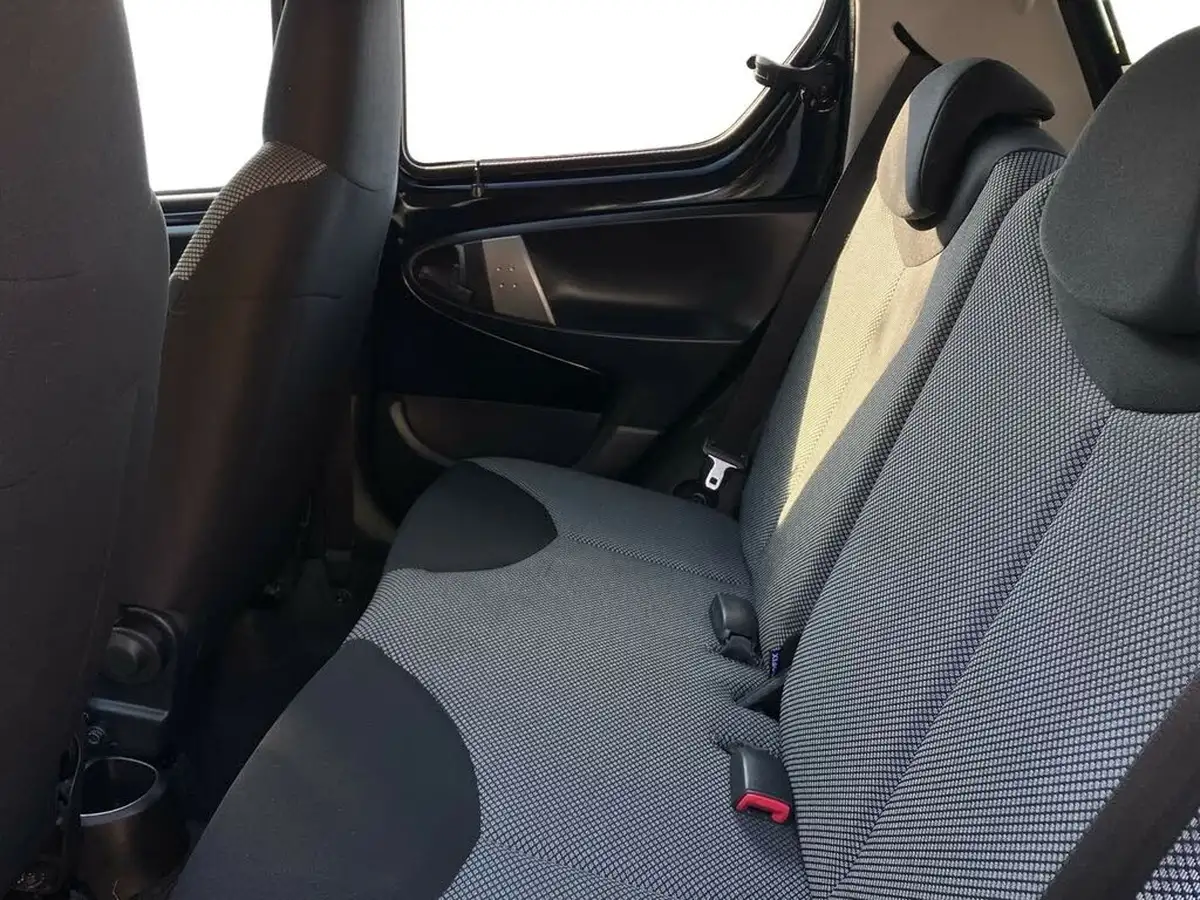 2012-toyota-aygo-10-aygo-fire-5d-big-21