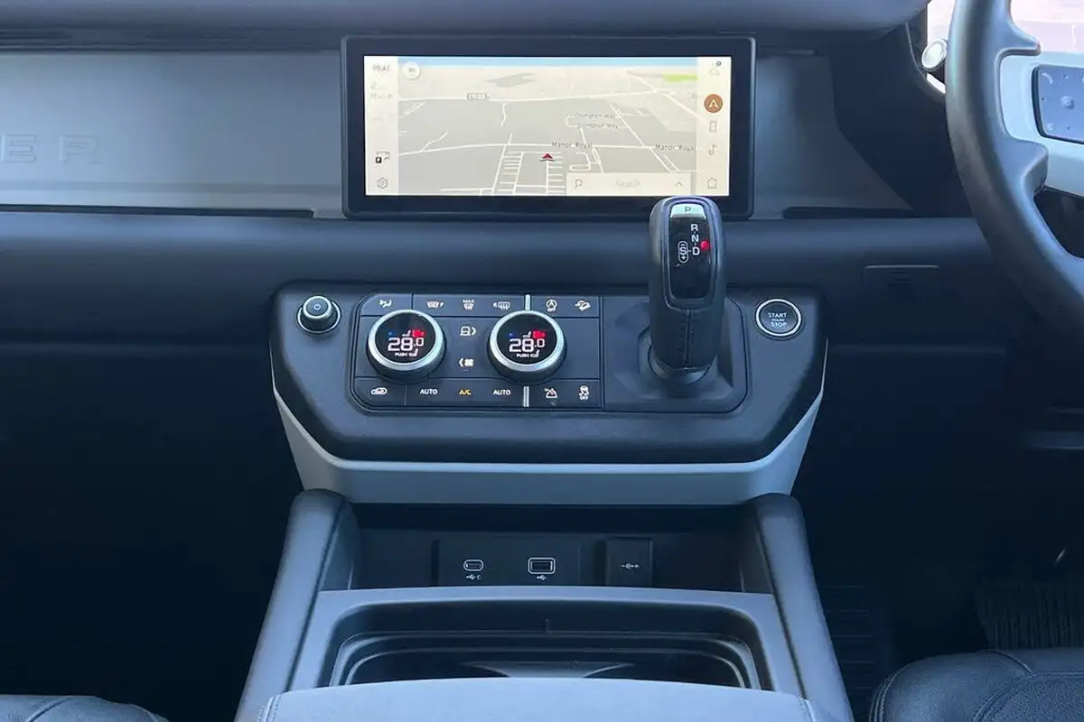 2024-land-rover-90-defender-20-p300-se-big-26
