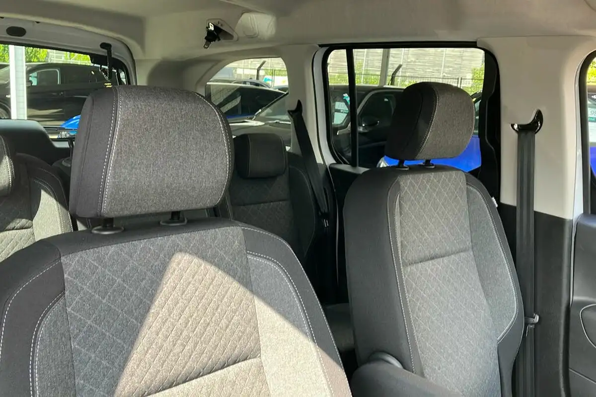 2024-vauxhall-combo-life-e-ultimate-xl-7st-big-29