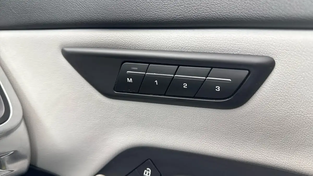 2021-jaguar-e-pace-15-p300e-r-dynamic-se-big-22