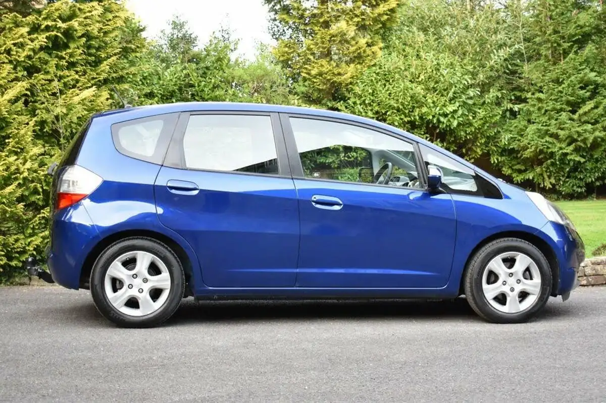 2011-honda-jazz-14-es-t-big-37
