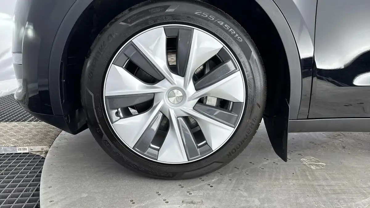 2024-tesla-model-y-e-long-range-306bhp-awd-big-24