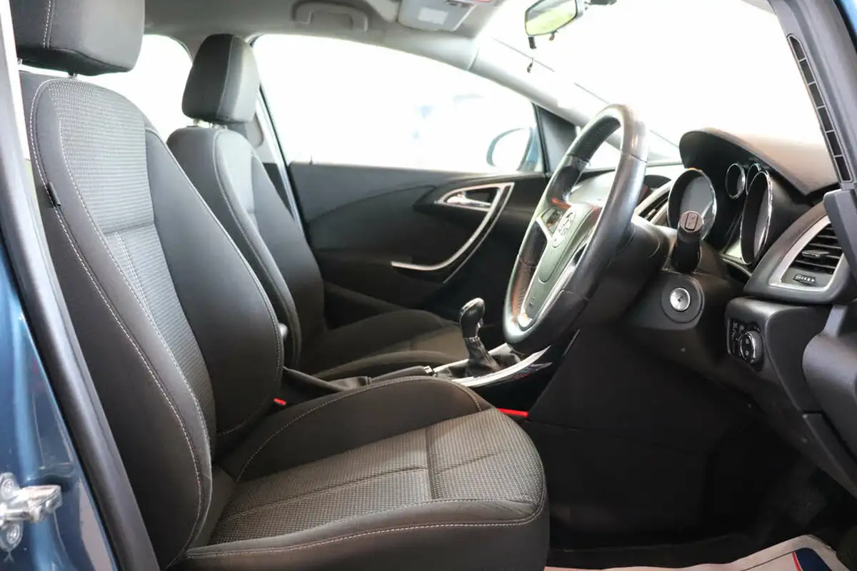 2013-vauxhall-astra-20td-sri-ss-estate-big-19