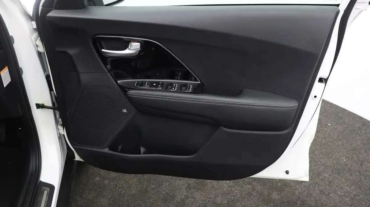 2020-kia-e-niro-ev-first-edition-big-15