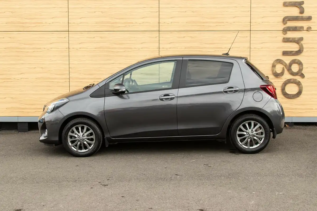 2016-toyota-yaris-133-icon-vvt-i-5d-big-12