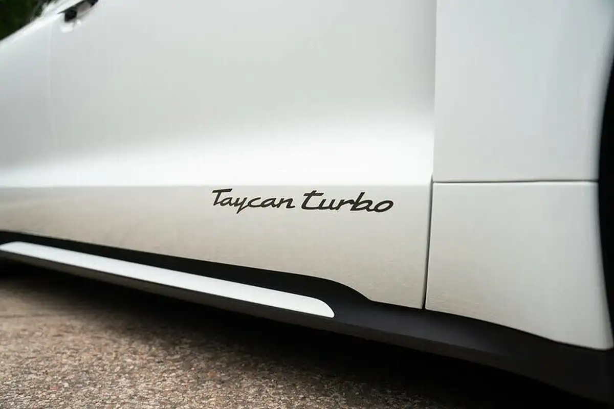 2020-porsche-taycan-e-turbo-big-28