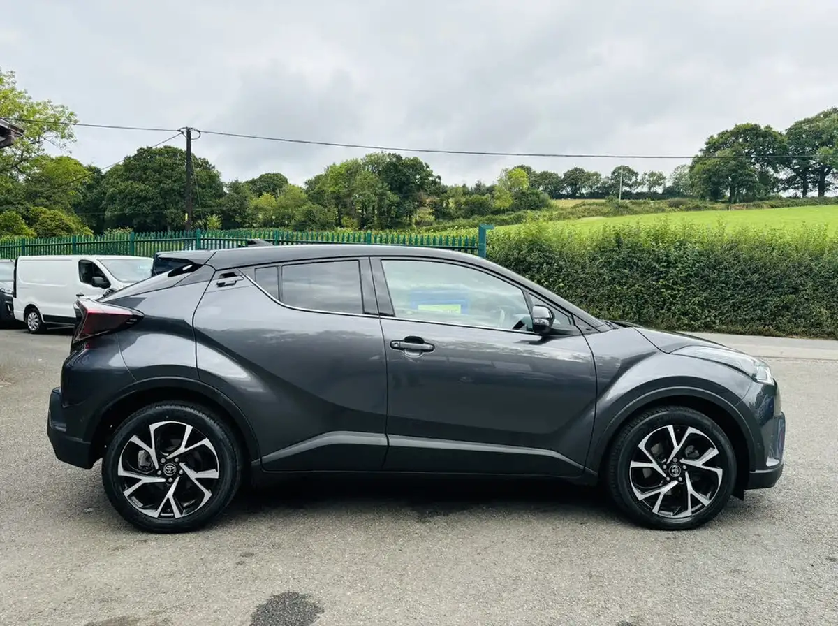 2017-toyota-c-hr-12-dynamic-big-7