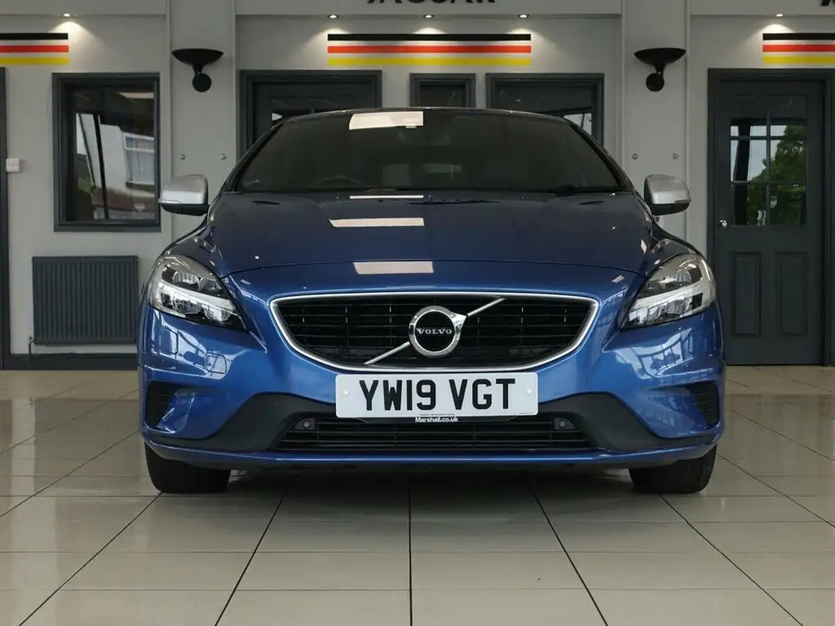2019-volvo-v40-20-t2-r-design-edition-big-4