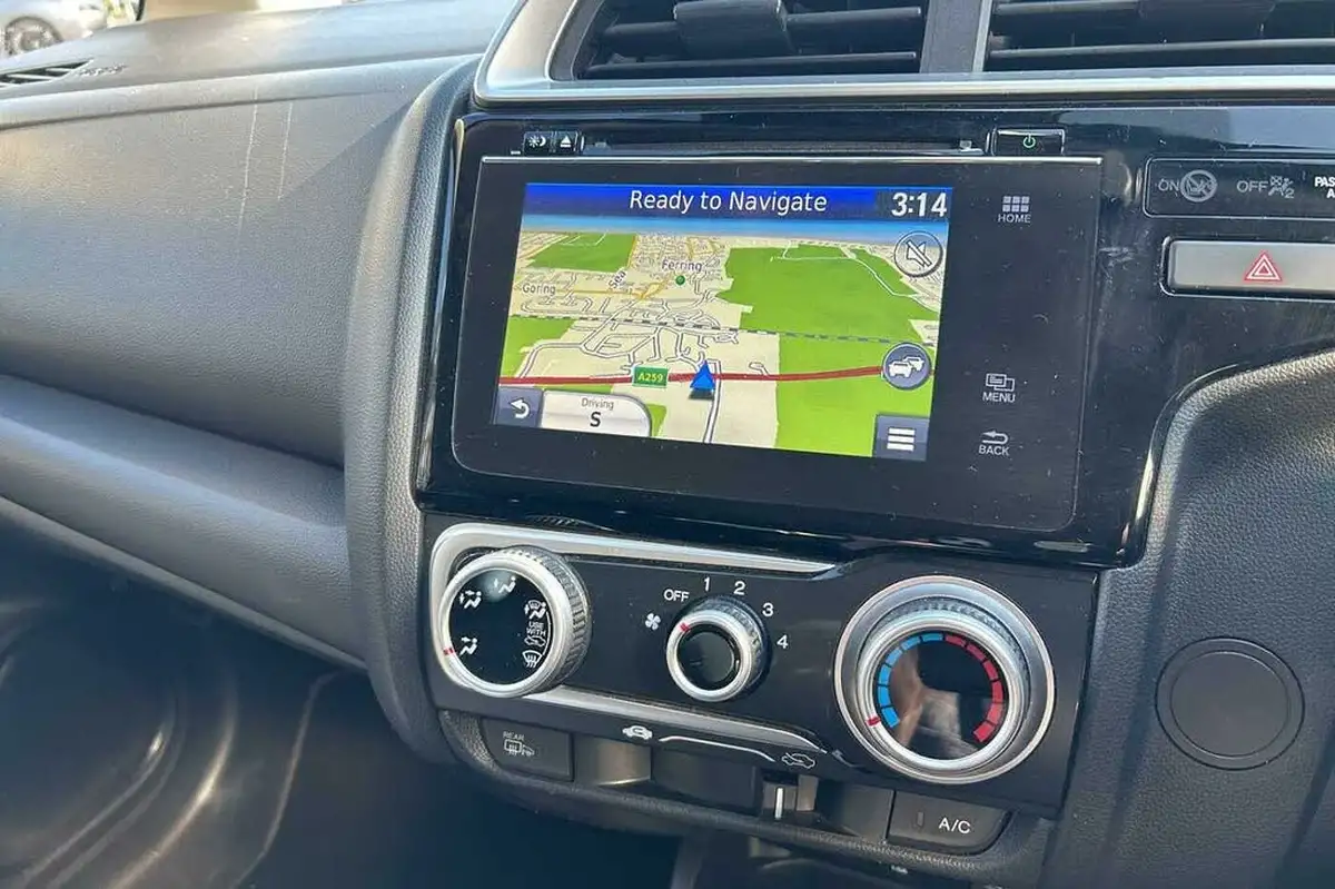 2019-honda-jazz-15-i-vtec-sport-navi-cvt-big-21