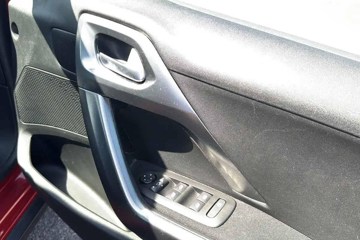 2018-peugeot-2008-suv-12-puretech-allure-premium-ss-big-26