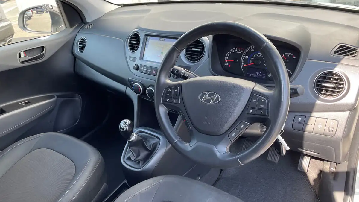 2019-hyundai-i10-10-play-big-8