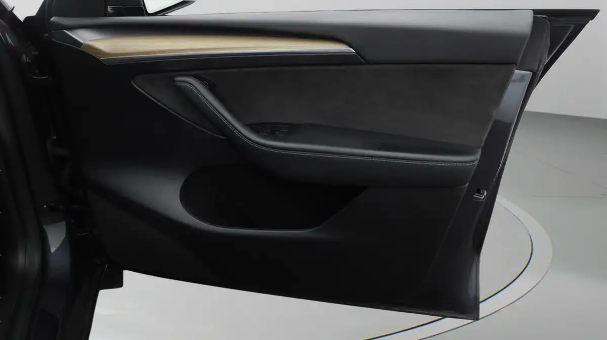 2022-tesla-model-y-e-long-range-big-14